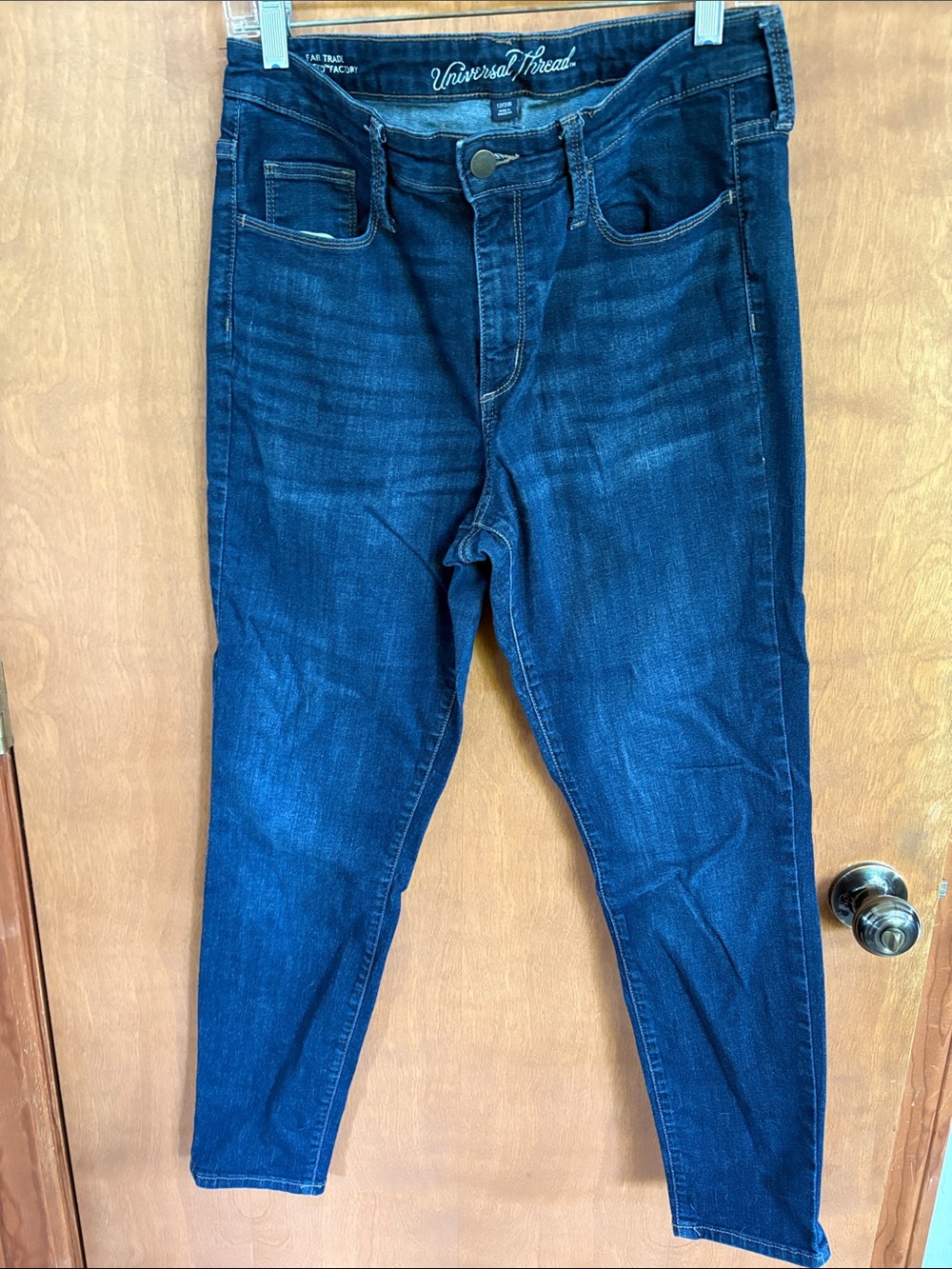 Universal Thread Women’s Dark Wash Indigo Skinny Jeans. Size 12/31R